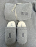 SET DE DESCANSO PERSONALIZADO- FRAZADA*PANTUFLAS