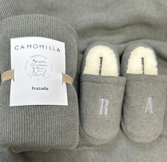 SET DE DESCANSO PERSONALIZADO- FRAZADA*PANTUFLAS